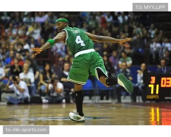 贾森·特里精准三分拉开空间助力球队提升外围攻击效率